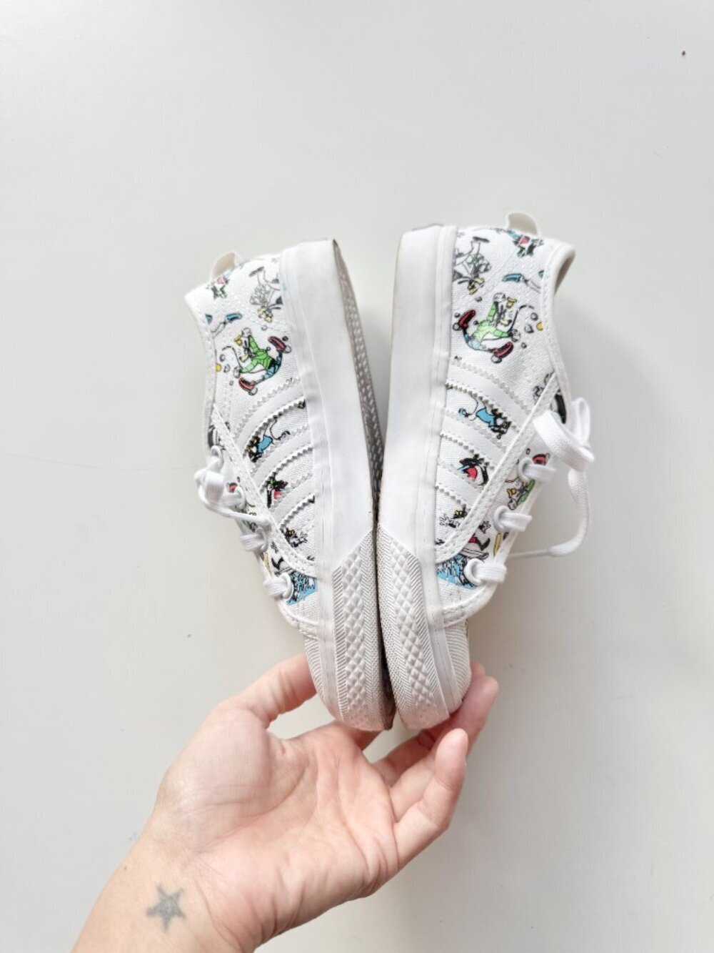 Kids' ADIDAS x DISNEY Nizza Goofy White Canvas Low Top Sneakers, Size 13 - Picture 10 of 15